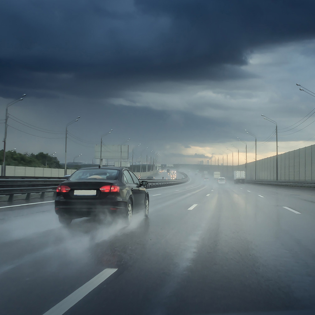 Ein Auto fährt bei Regen auf der Autobahn
