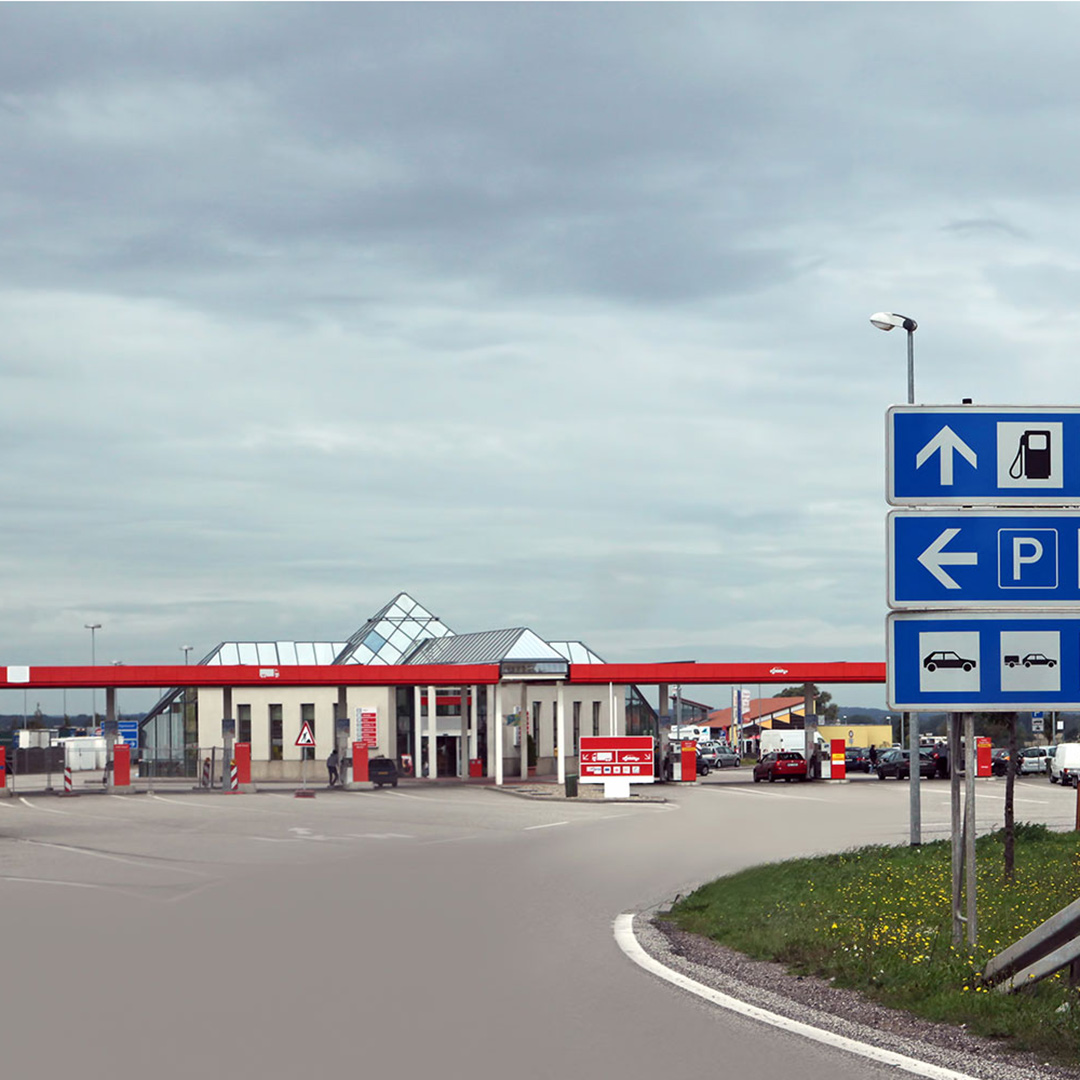 Tankstelle an einem Autobahnrastplatz