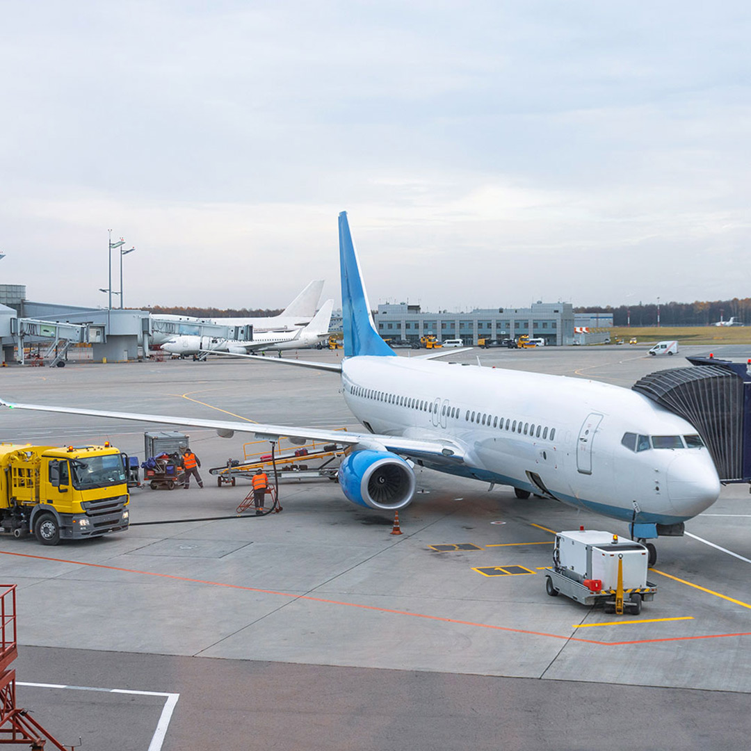 Flugzeug steht am Flughafen