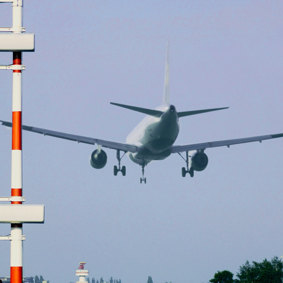 Flugzeug startet an einem Flughafen
