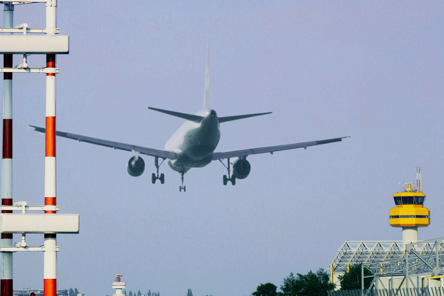Flugzeug startet an einem Flughafen