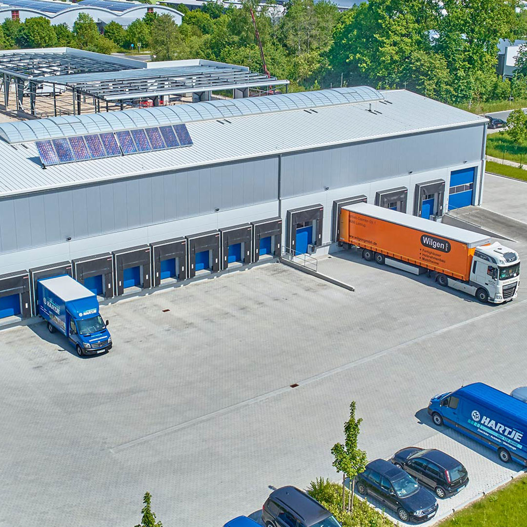 Lagerhalle und Fuhrpark an einem Betriebshof