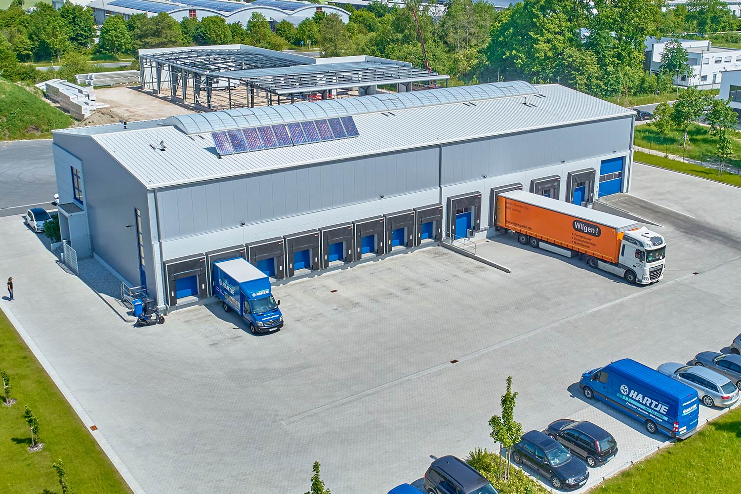 Lagerhalle und Fuhrpark an einem Betriebshof