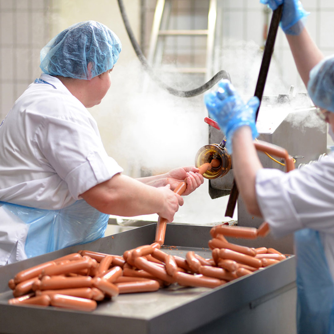 Zwei Personen produzieren Wurst